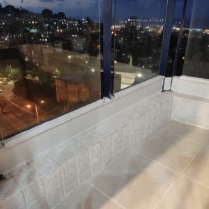 רצפת שיש עם אריחים מרובעים במרפסת סגורה