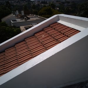 גג רעפים עם איטום לבן על הקצוות