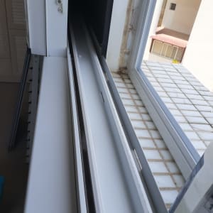 מסילת חלון מלוכלכת עם סימני אבק ולכלוך