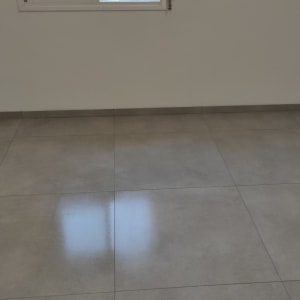 רצפה נקייה ומבריקה ליד חלון פתוח