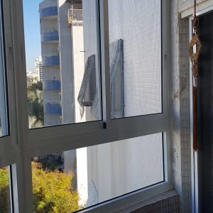 חלונות אלומיניום עם מסגרת לבנה במרפסת