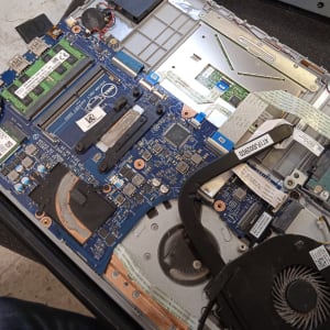 לוח אם של מחשב נייד עם רכיבים חשופים