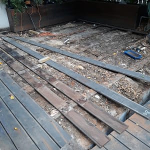 קרשים מונחים על אדמה בגינה, חוטי חשמל