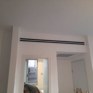 קיר גבס עם פתחי אוורור ותקרה לבנה