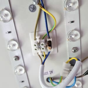 חיבורי חשמל עם חוטים צבעוניים ומחבר פלסטיק