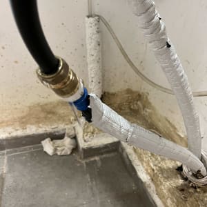 צינורות מים עם חיבורים ותיקונים בקיר