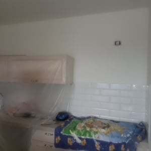 מטבח מכוסה בניילון לקראת צביעה