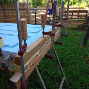 דלת מעץ מהודקת עם קליבות בעבודת נגרות