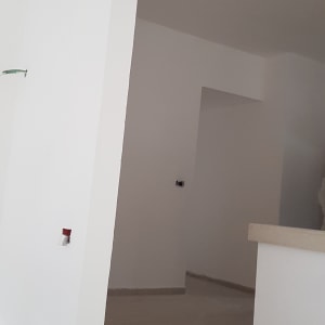 קירות צבועים בלבן עם פינות חדשות