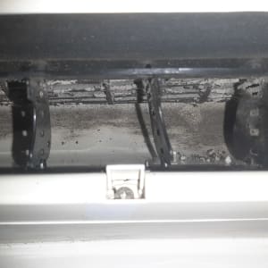 תקריב של מזגן עם לכלוך ואבק על התריסים