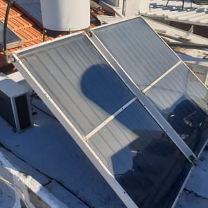 פאנלים סולאריים על גג עם איטום מסביב