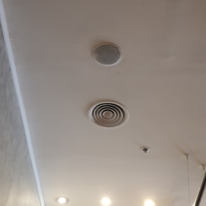 מצלמת אבטחה קטנה מותקנת על התקרה