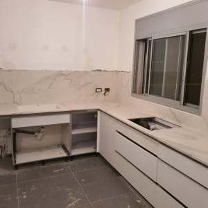 משטחי שיש במטבח עם כיור וחלון