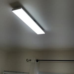 תאורת תקרה מלבנית דולקת בחדר