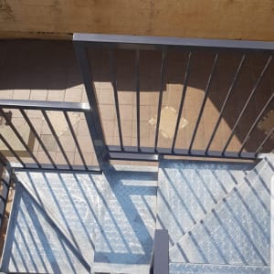 מדרגות מתכת עם מעקה ברזל