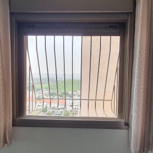 חלון עם סורגים ומסגרת תמונה על הקיר