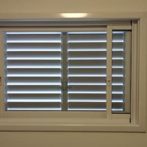 חלון אלומיניום עם תריסים סגורים