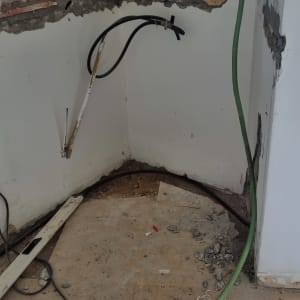 קיר עם חוטי חשמל חשופים ושקע, שיפוץ