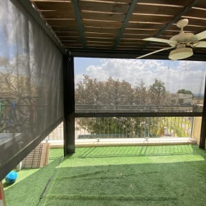 מרפסת עם סוכך עץ ומאוורר תקרה