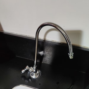 ברז נירוסטה מותקן על כיור שחור