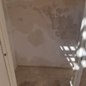 קיר עם כתמי צבע ותקרה צבועה