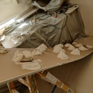 סולם עץ עם לוח גבס ומריחות טיח