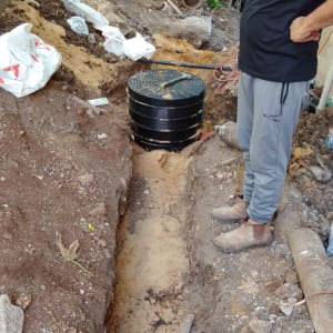 עבודת אינסטלציה עם מכסה ביוב וכלים