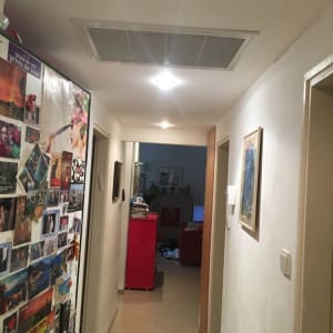 פתח אוורור של מזגן בתקרה במסדרון