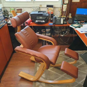 כיסא מרופד עם משענת רגליים בחדר עבודה