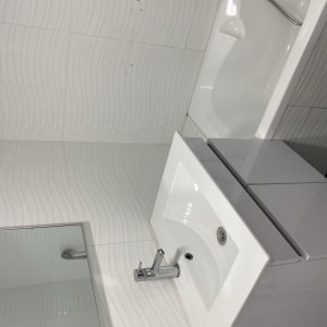 כיור לבן עם ברז בחדר אמבטיה