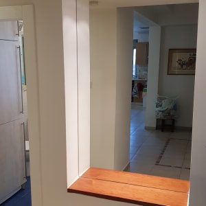 מראה גדולה על קיר עם מסגרת עץ