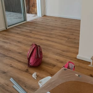 רצפת פרקט עץ בחדר עם מדרגות