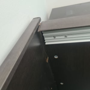 חיבור עץ עם ברגים ומסילה מתכתית