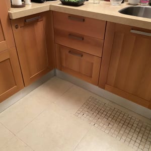 ארונות מטבח מעץ עם ידיות מתכת וכיור נירוסטה