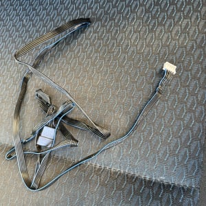 כבל שטוח עם מחבר על מושב רכב