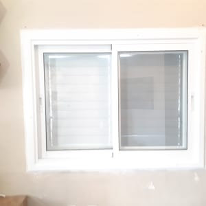 חלון אלומיניום עם תריסים פנימיים