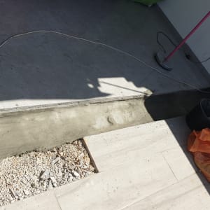 אזור איטום עם בטון ודלי שחור