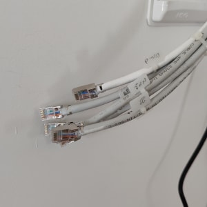 כבלים עם מחברי רשת RJ45 מחוברים לקיר