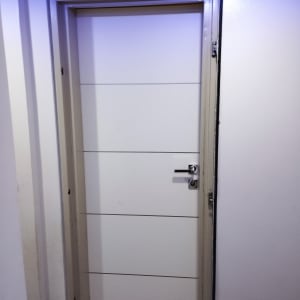 דלת לבנה עם ידית מתכת כסופה