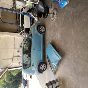 רכב כחול עם דלת מנותקת במוסך