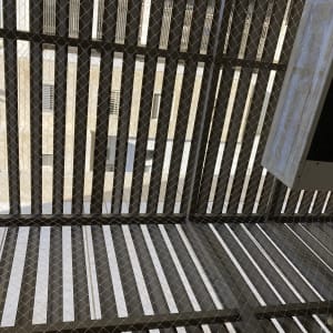 רשת מתכת למניעת כניסת יונים במרפסת