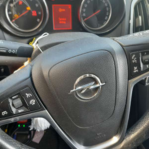 הגה רכב עם לוח מחוונים והודעת שירות כרית אוויר