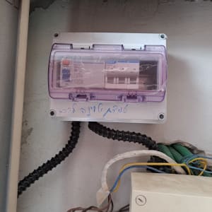 לוח חשמל עם מפסקים וחוטי חשמל