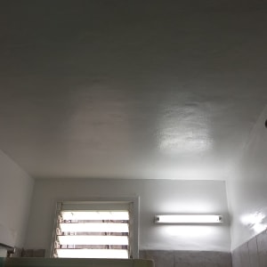 תקרה צבועה, חלון עם תריסים, תאורה חדשה