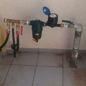 צנרת מים עם ברזים ומד לחץ