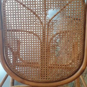 משענת כיסא קש עם דוגמת אריגה פגומה