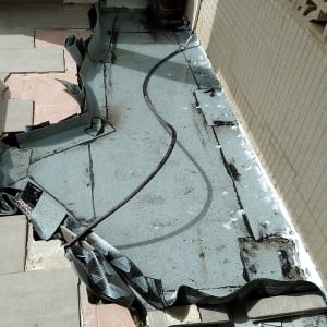 חומרי איטום על רצפה עם יריעות ביטומניות