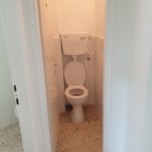 שירותים עם קירות צבועים ורצפה חדשה