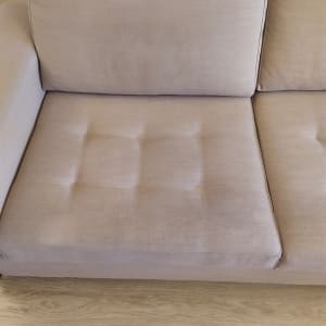 ספה בהירה עם כריות מושב ומשענת