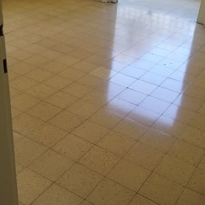 רצפה נקייה ומבריקה בחדר ריק עם קירות צהובים